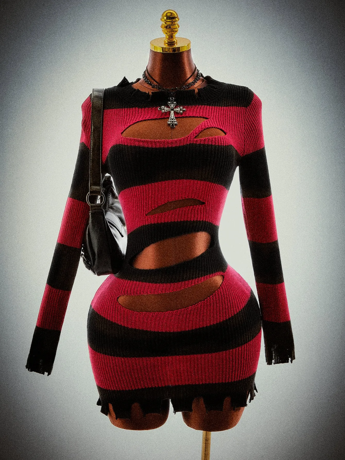Vestido Mini Amplova de Rayas Rojas y Negras con Aberturas — Vista con accesorios