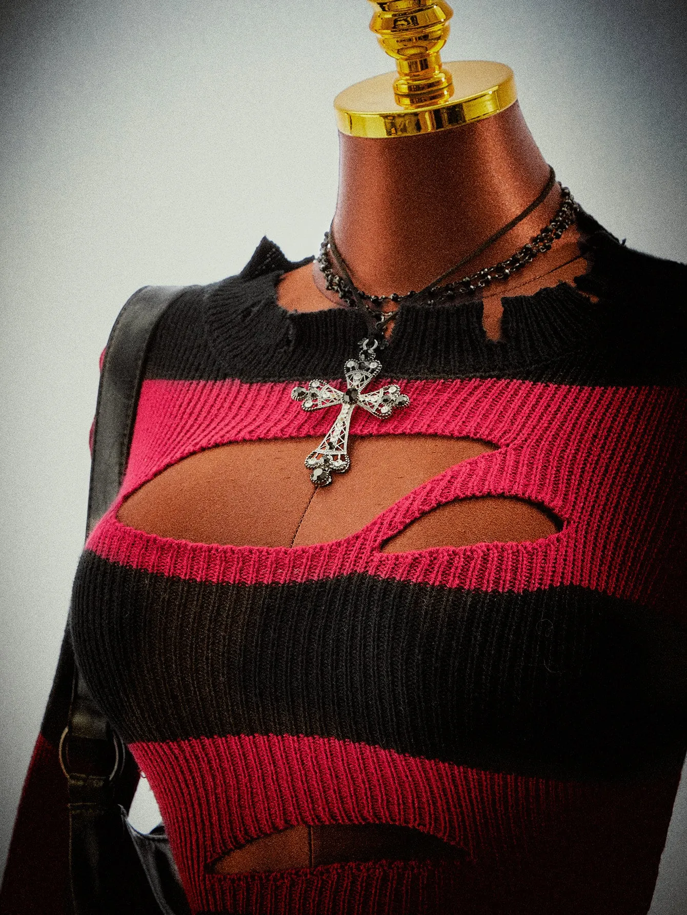Vestido Mini Amplova de Rayas Rojas y Negras con Aberturas — Detalle del tejido y aberturas