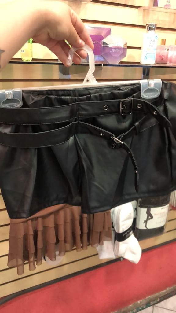 Mini Short Negro de PU con Doble Cinturón — vista en tienda
