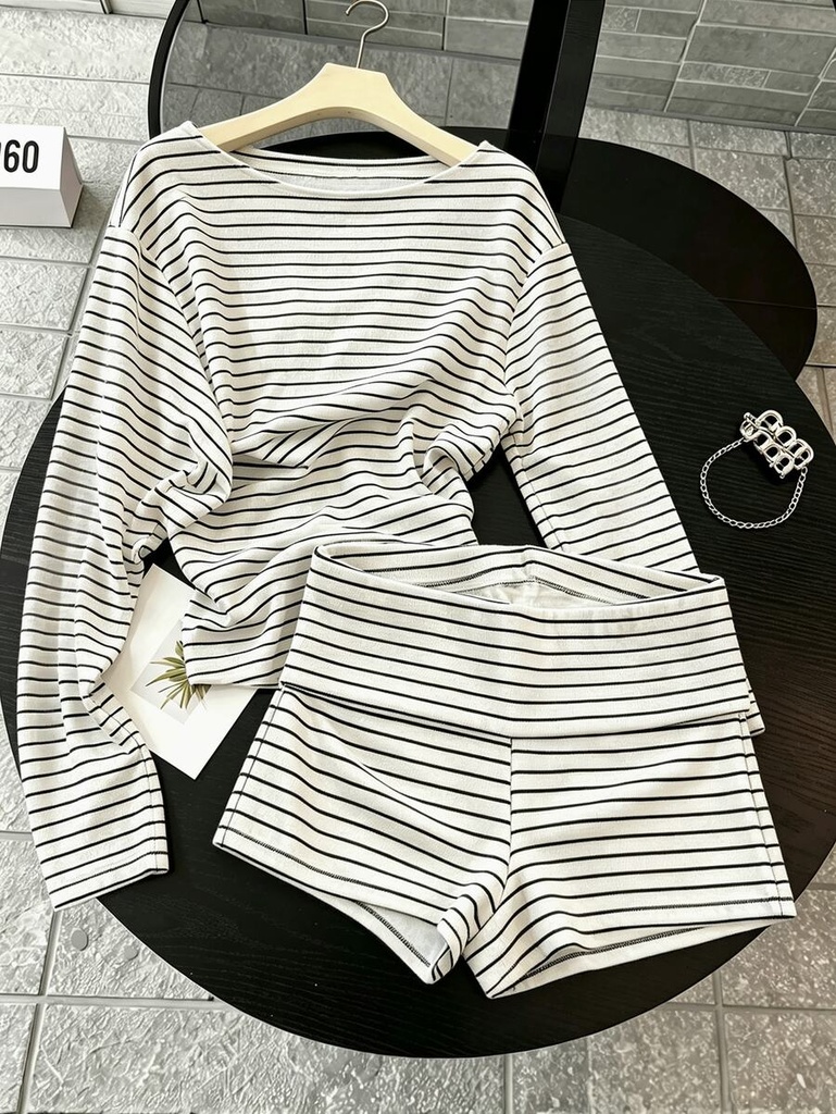 Conjunto de Blusa Rayada Blanca y Negra con Short — vista 3