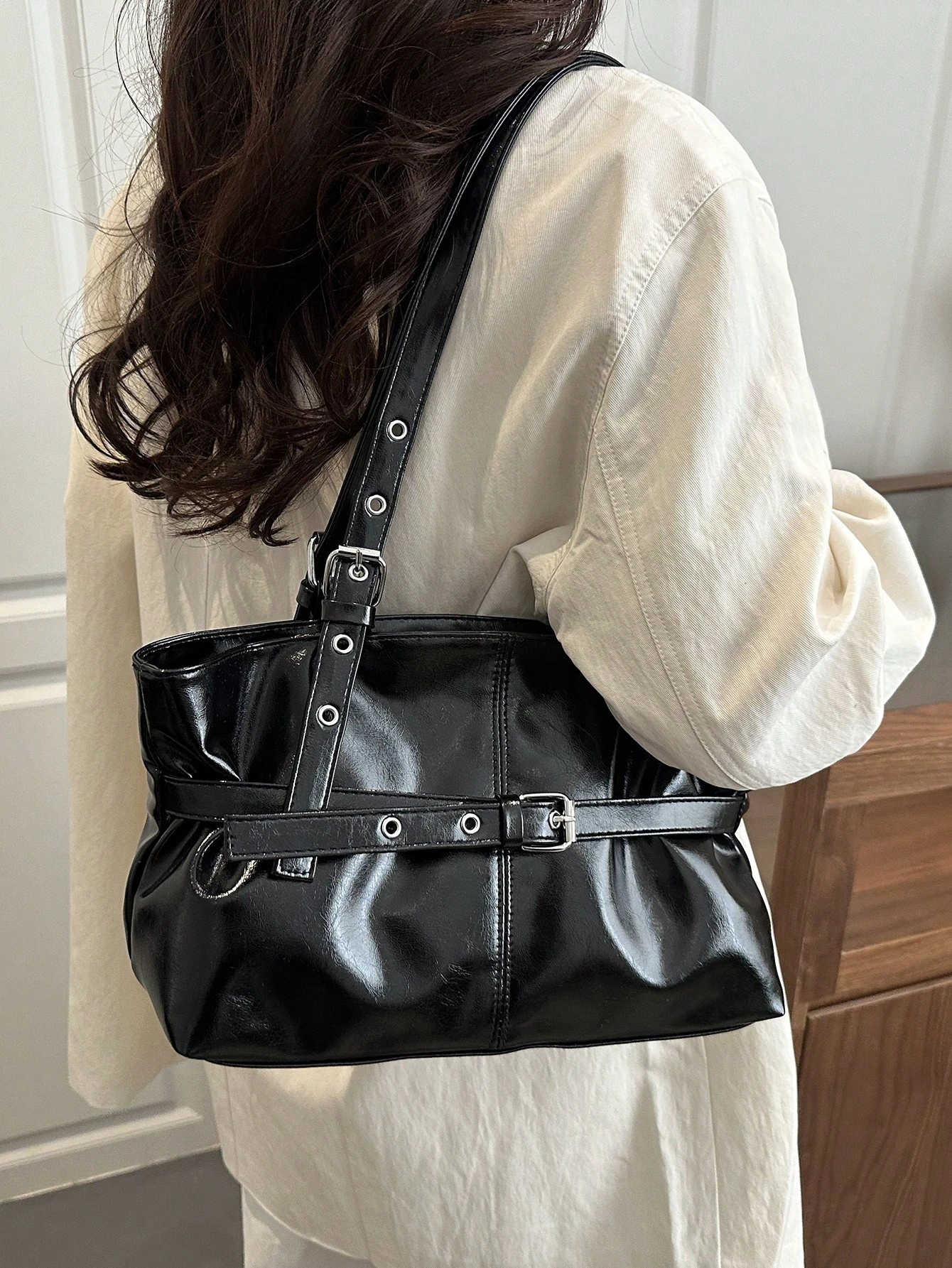 Bolso Tote Negro con Hebilla — vista adicional 4