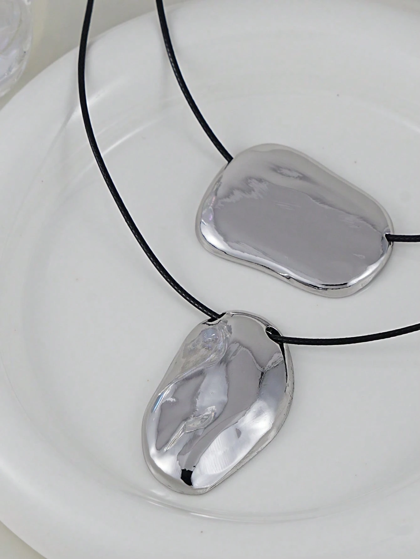 Set de 2 Collares Plateados con Dijes — vista adicional 1