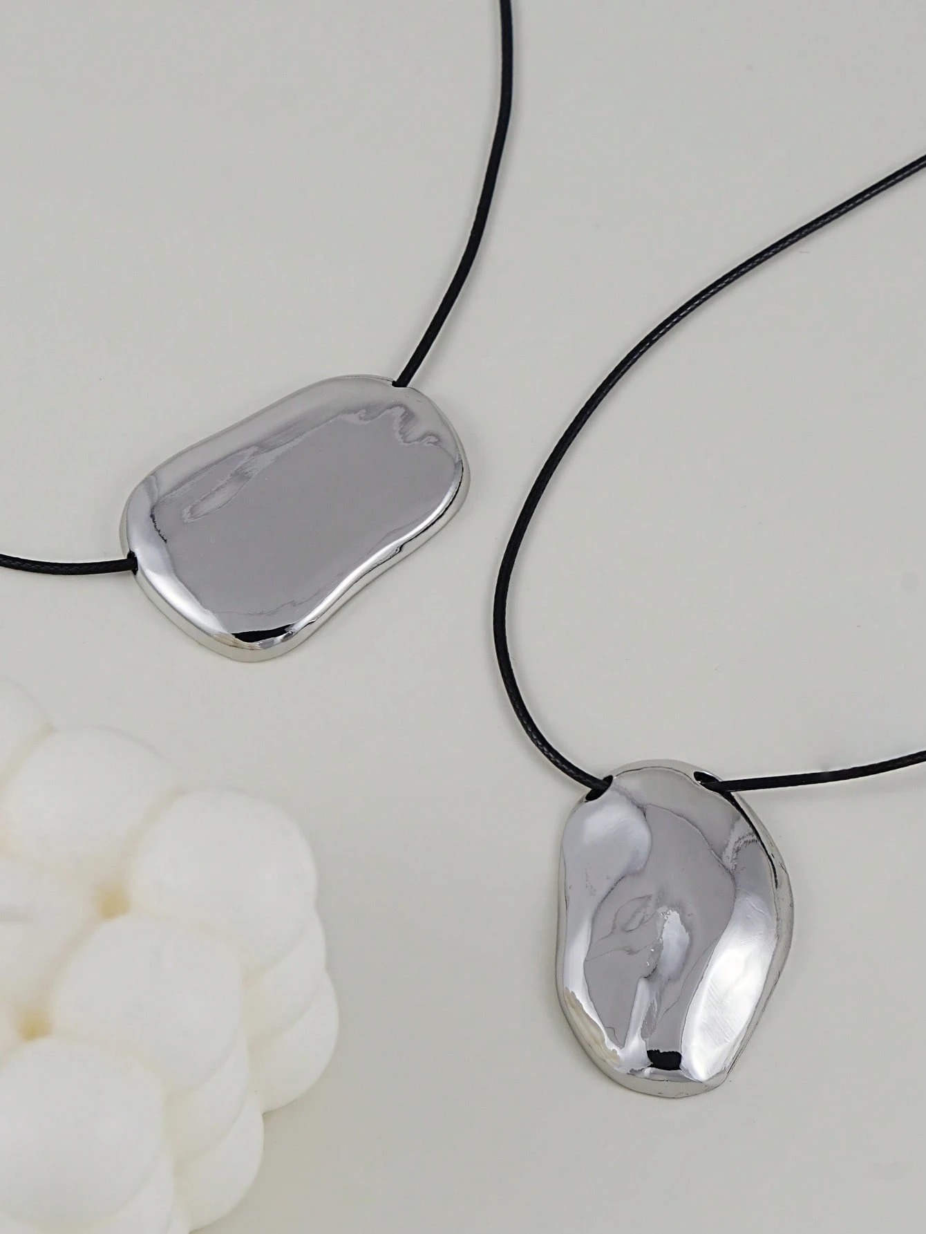 Set de 2 Collares Plateados con Dijes — vista adicional 3