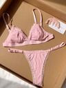 Conjunto de Brasier y Tanga Rosa con Encaje — vista 3