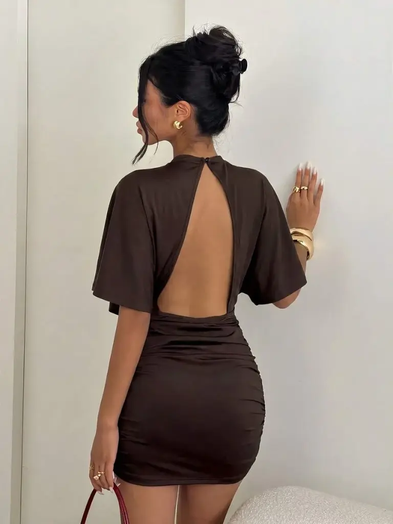 Vestido Corto Café con Espalda Descubierta