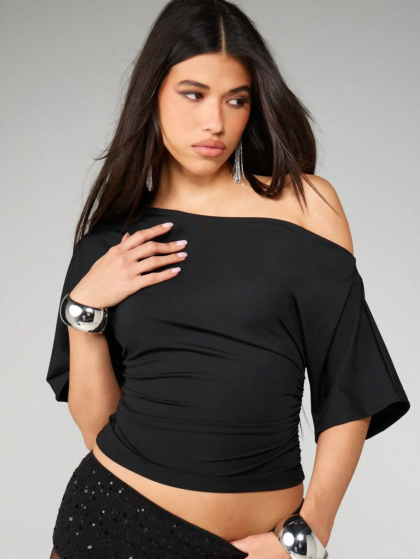 Top Negro MISSGUIDED con Escote Asimétrico y Cintura Fruncida