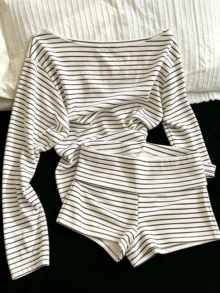 Conjunto de Blusa Rayada Blanca y Negra con Short