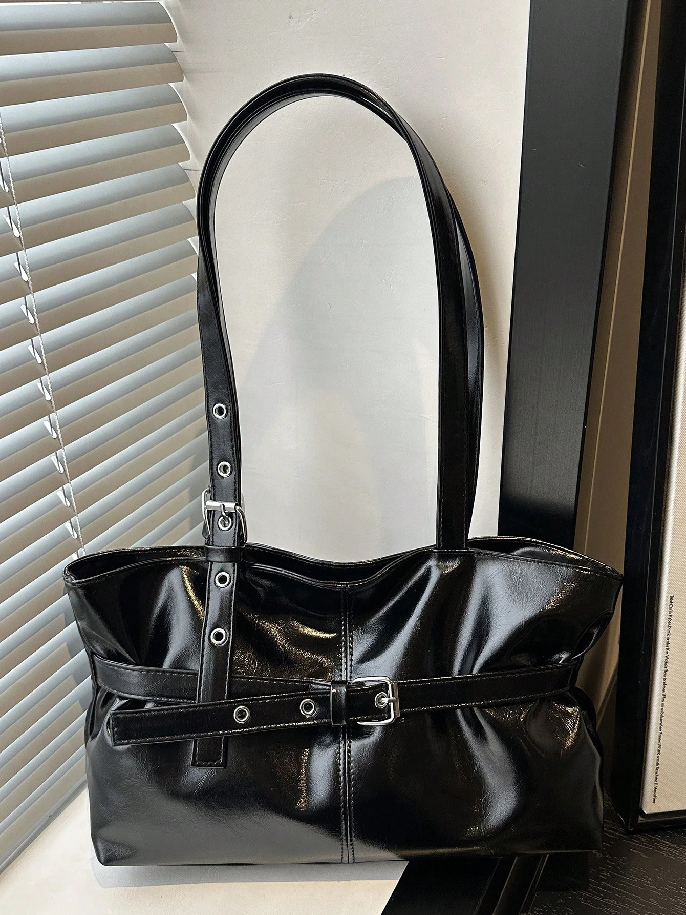 Bolso Tote Negro con Hebilla