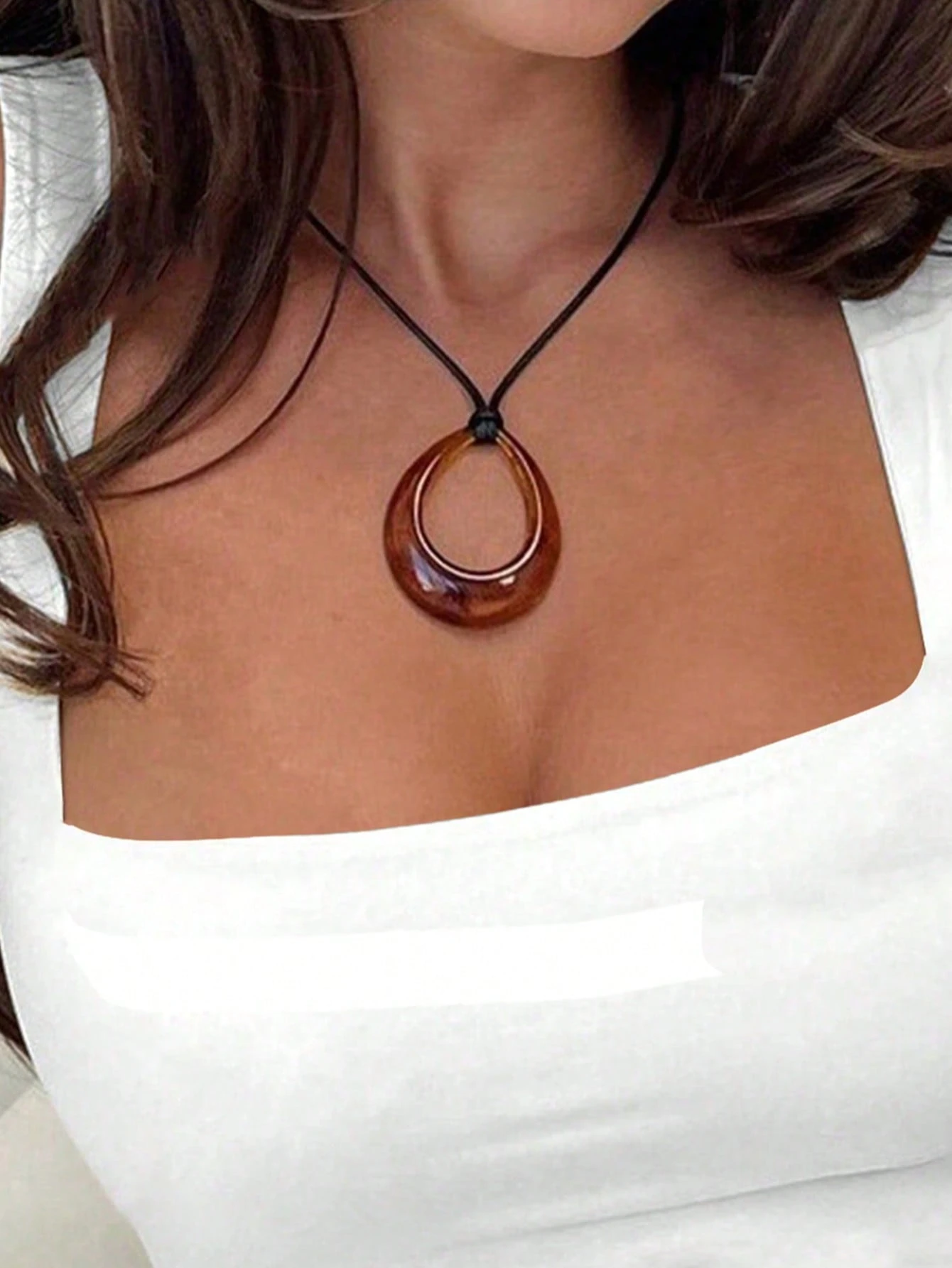 Collar con Dije Gota Acrílica Café