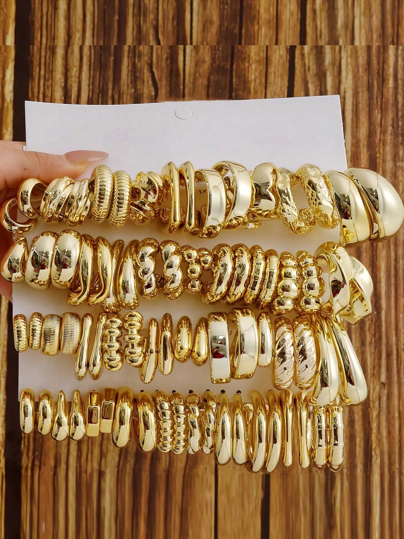 [sj260627110779687046487] Par de Aretes Dorados Surtidos