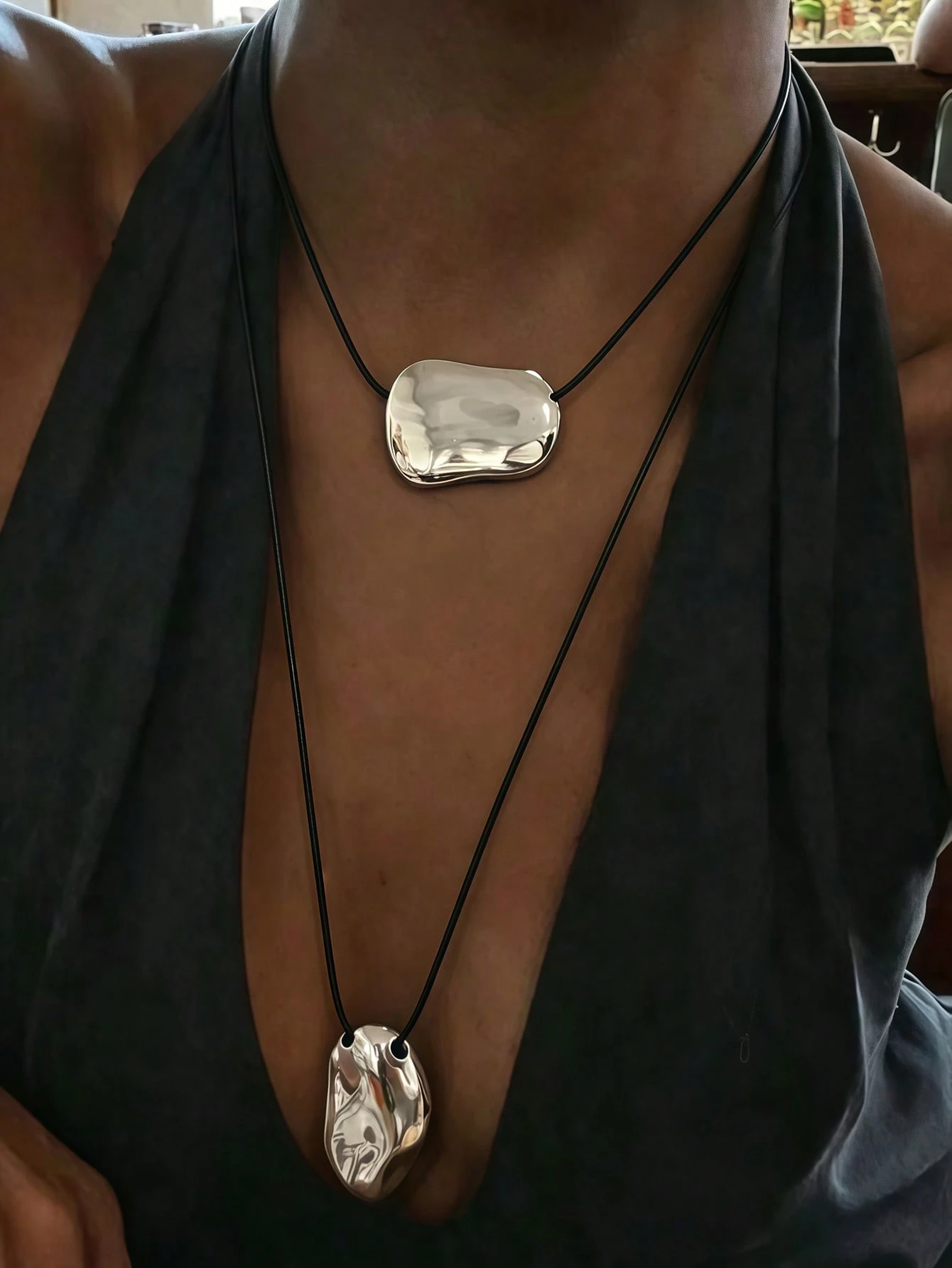 [sj260704161607369080918] Set de 2 Collares Plateados con Dijes